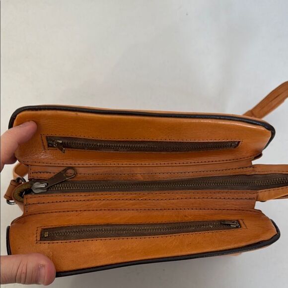 Vintage Elegant Floral Embossed Tan Leather Bag like new - Picture 6 of 8